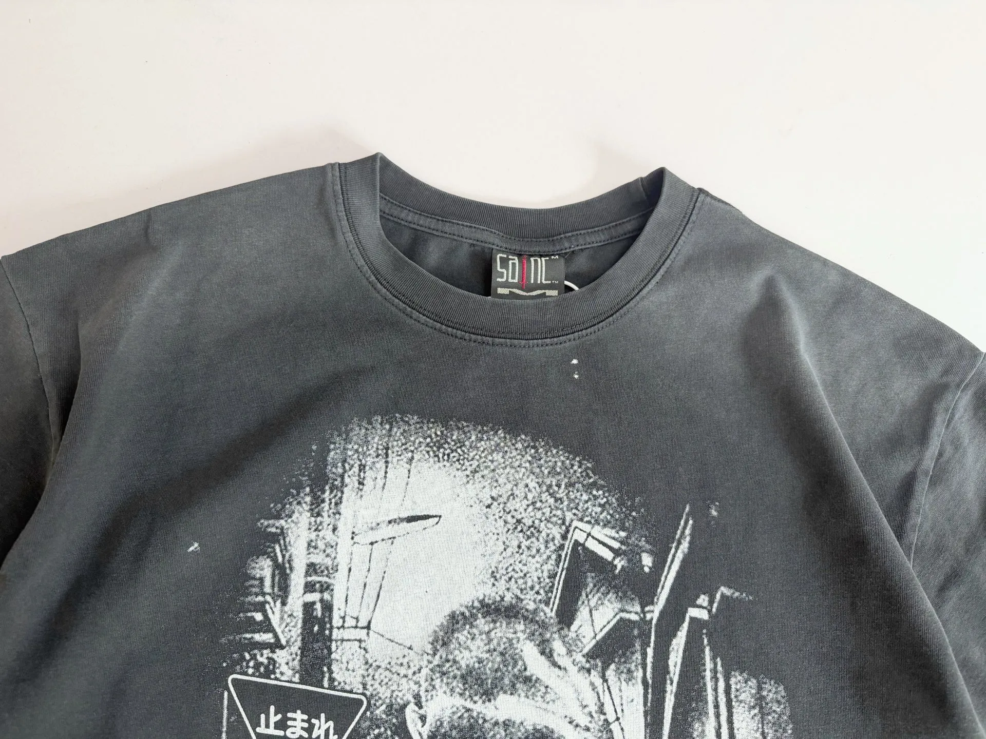 ❥8034#P136 Saint Mxxxxxx new model uses double yarn cotton batik fabric 280g, comfortable and breathable to wear. Full of street feel, loose fit. Craftsmanship: printing + graffiti + spray coding, batik and washing. Size: (S-M-L-XL) Color: Washed black